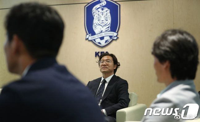 如何将一部主旋律电影与市场和观众紧密地结合起来？10多年前，一部《建国大业》进行尝试并获得了成功，10多年后，同样是主旋律电影的《1921》在细节上还原历史的真实，让观影者感同深受，对于100年前中国共产党的诞生，有了更深刻的认识，也让《1921》成为了人们关注的焦点